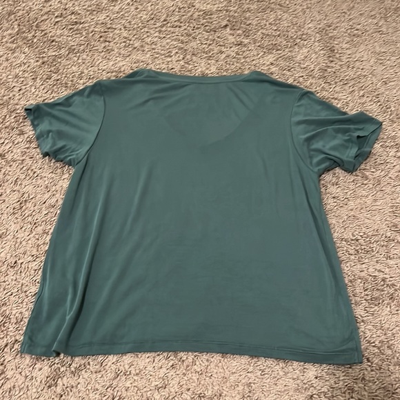 AE V-neck - Picture 3 of 3